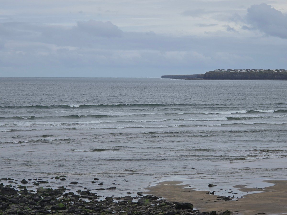 Small waves in the middle of the beach with nobody in the water